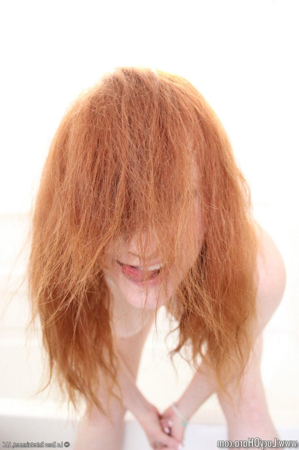 15P Busty redhead Lucy nude oiling body
