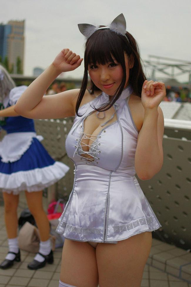 15P Busty curvy japanese girls posing for the camera