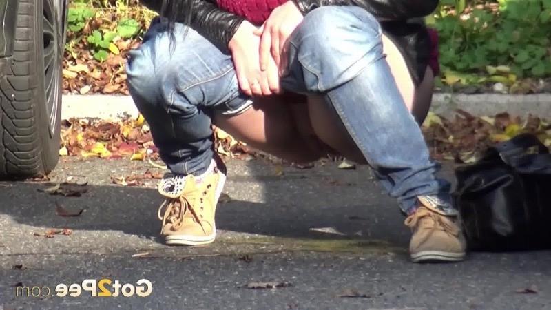 15P Shy girl needs to pee next to a busy road