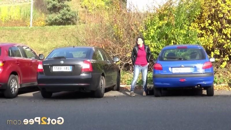 15P Shy girl needs to pee next to a busy road