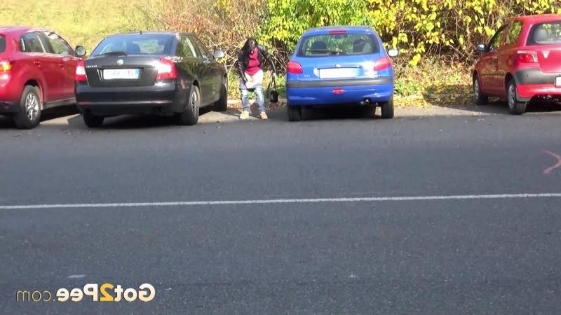15P Shy girl needs to pee next to a busy road