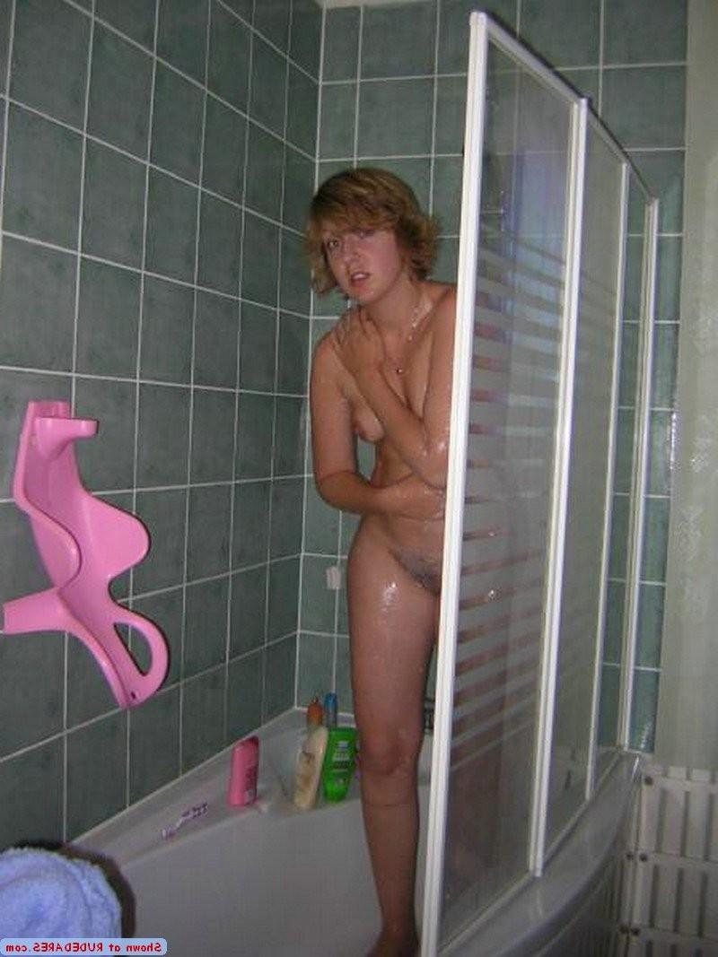 15P Amateur girls discovered naked