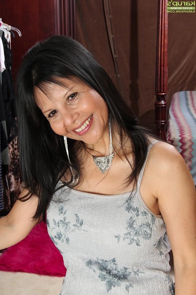 15P Busty older babe Marcy Darling spreads her pussy lips