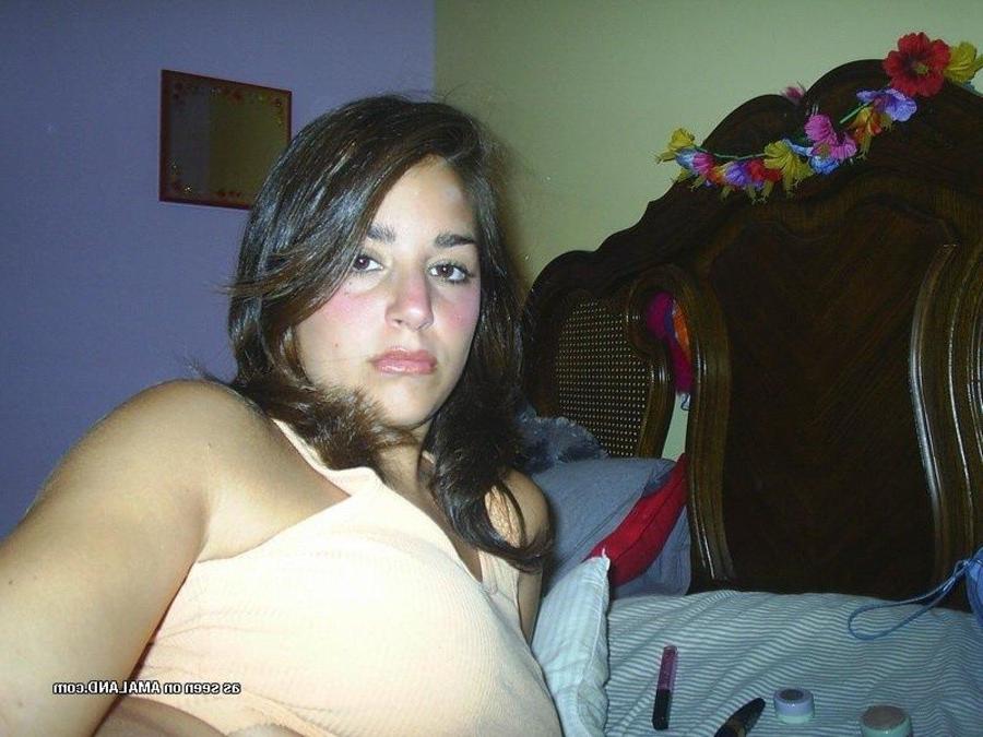 11P Photos of a busty amateur babe camwhoring in the nude