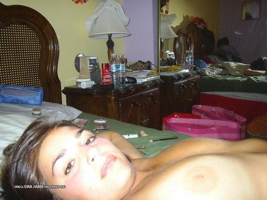 11P Photos of a busty amateur babe camwhoring in the nude