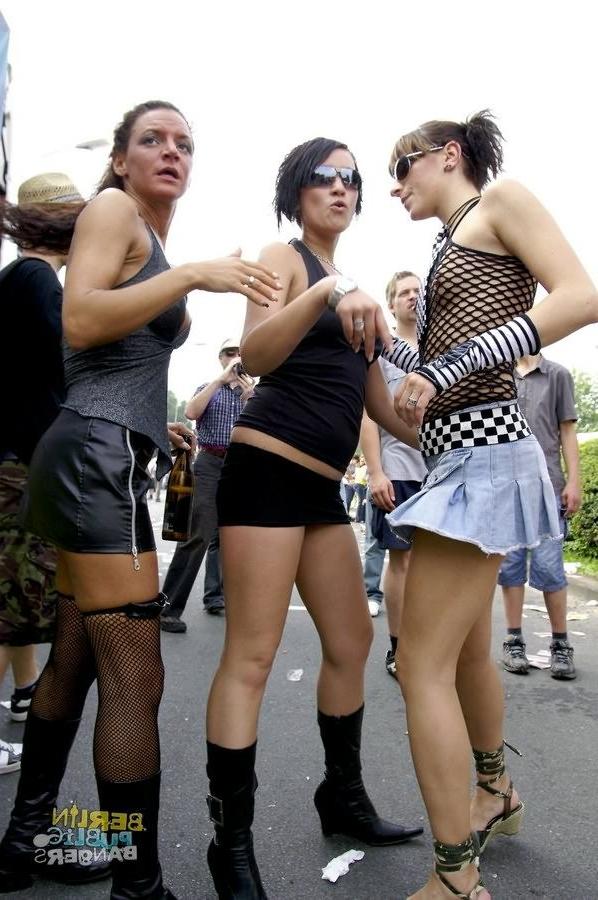 15P Two sluts Carmen Blue and Mia Phoenix flashing on public