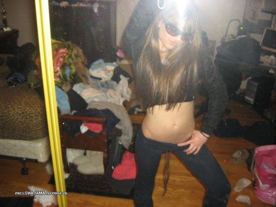 11P Pictures of an amateur naughty babe selfshooting in lingerie