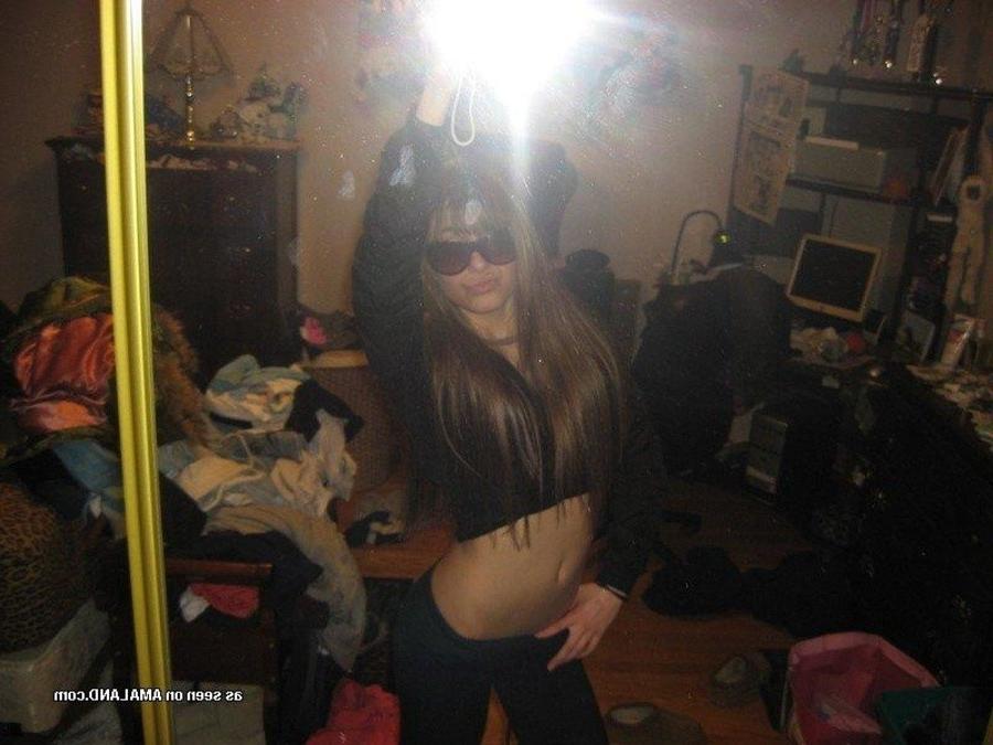11P Pictures of an amateur naughty babe selfshooting in lingerie