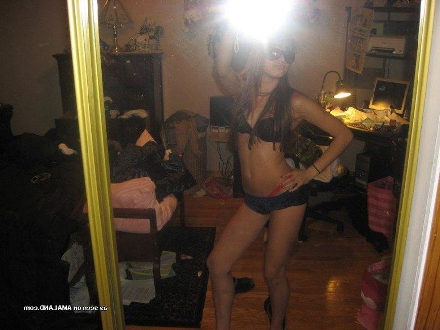 11P Pictures of an amateur naughty babe selfshooting in lingerie