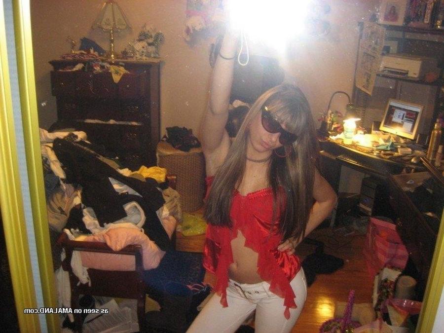 11P Pictures of an amateur naughty babe selfshooting in lingerie