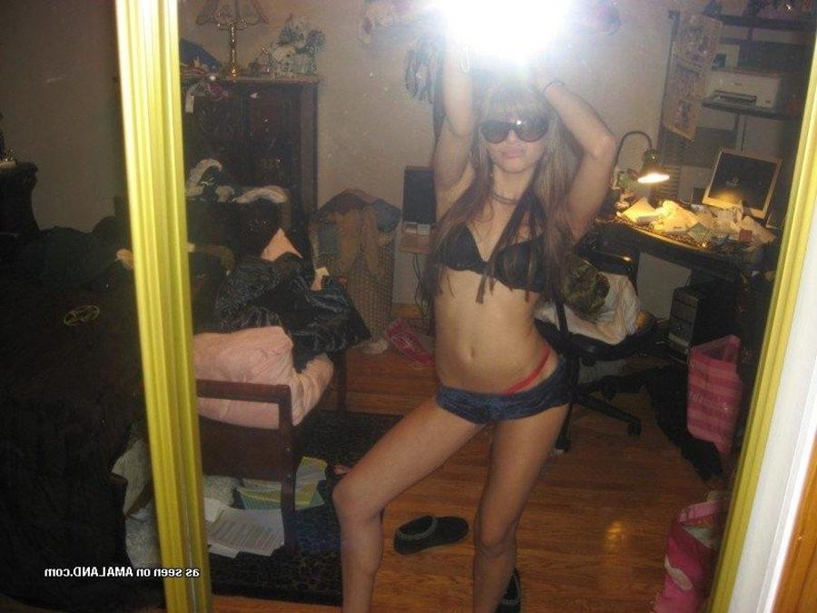 11P Pictures of an amateur naughty babe selfshooting in lingerie