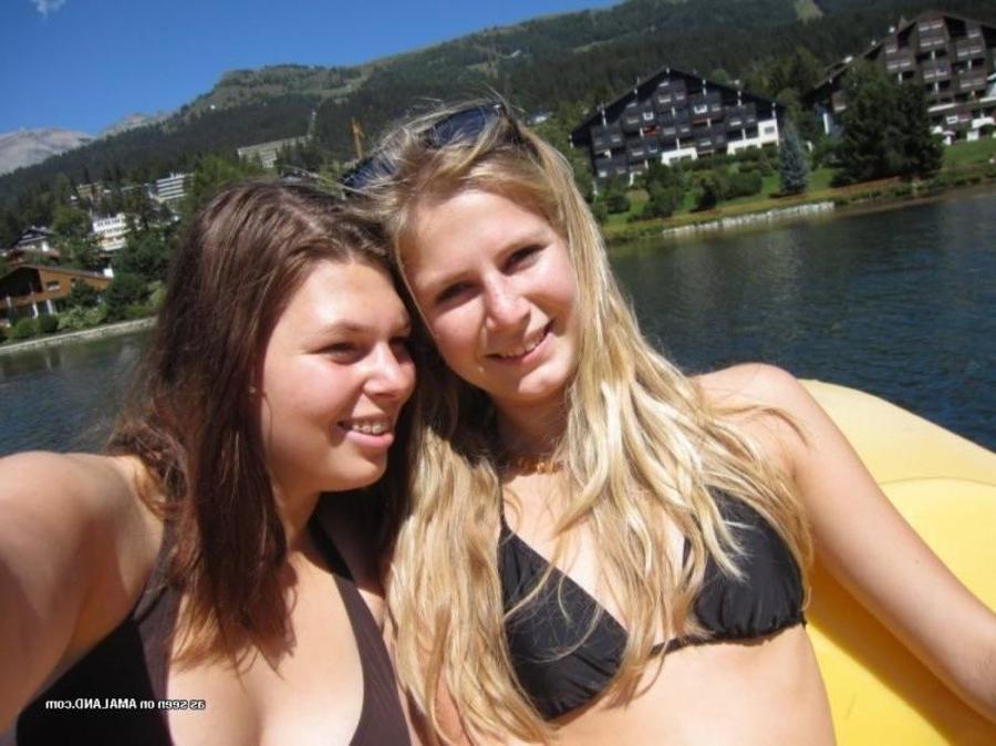 11P Pictures of sexy amateur girlfriends posing on cam