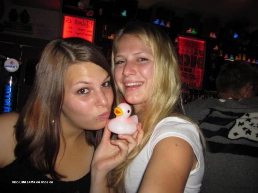 11P Pictures of sexy amateur girlfriends posing on cam