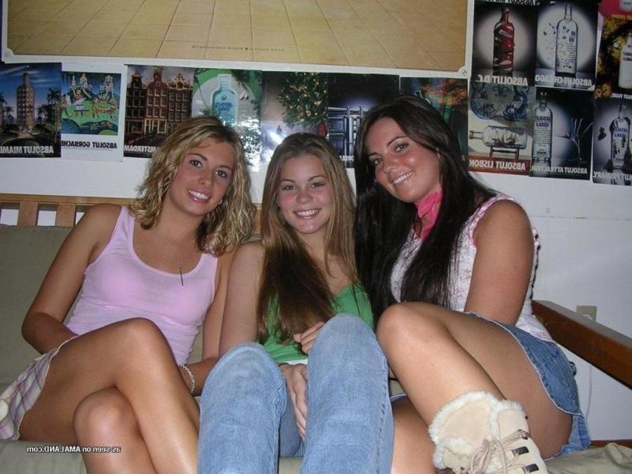 11P Pictures of sexy amateur girlfriends posing on cam
