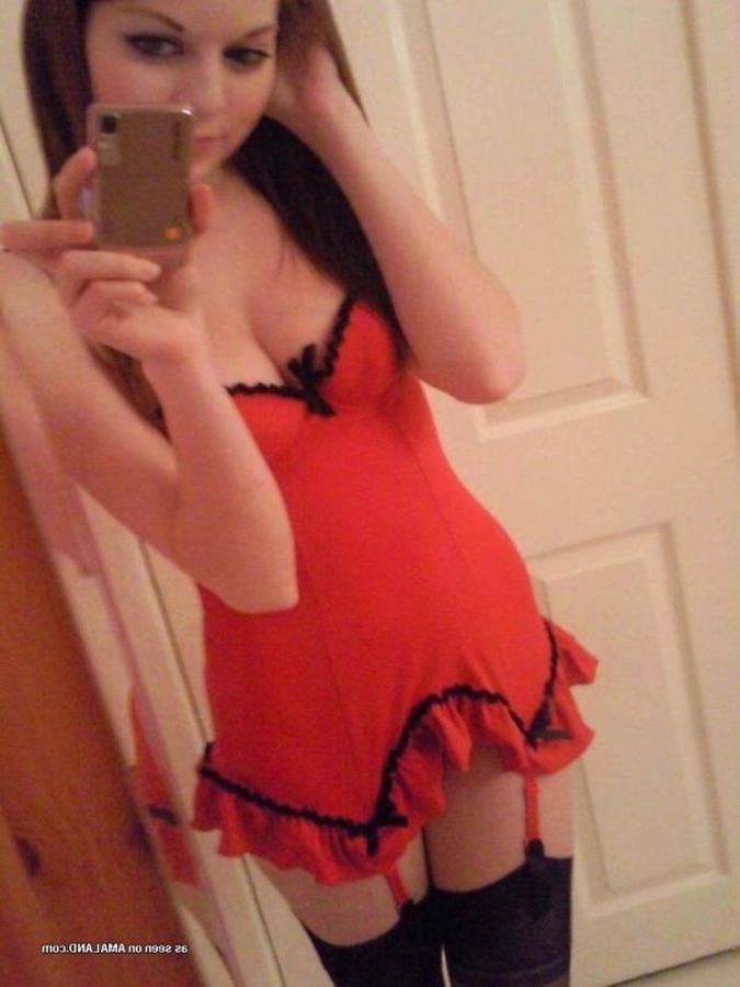 11P Sexy amateur babe stripping naked while selfshooting