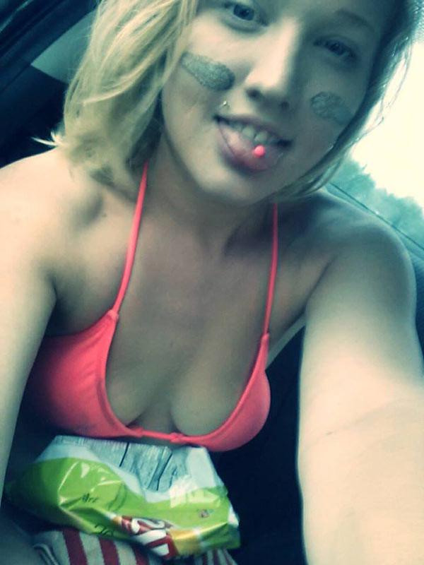 15P Beautiful amateur teenagers in sexy self shot pics