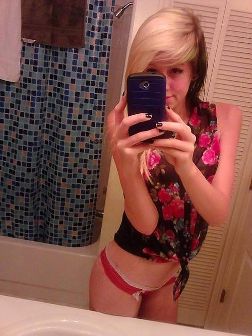15P Beautiful amateur teenagers in sexy self shot pics