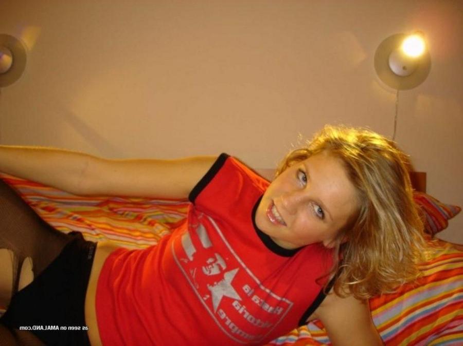 11P Collection of an amateur camwhoring babe pussy-playing