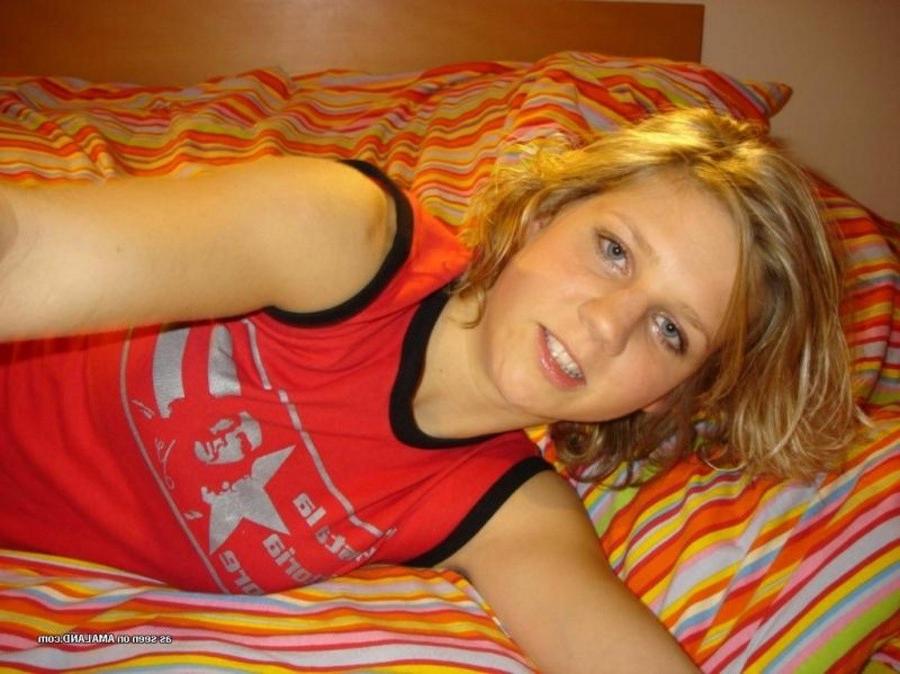 11P Collection of an amateur camwhoring babe pussy-playing