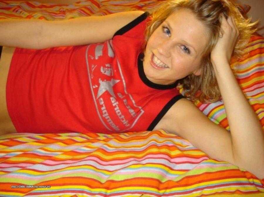 11P Collection of an amateur camwhoring babe pussy-playing