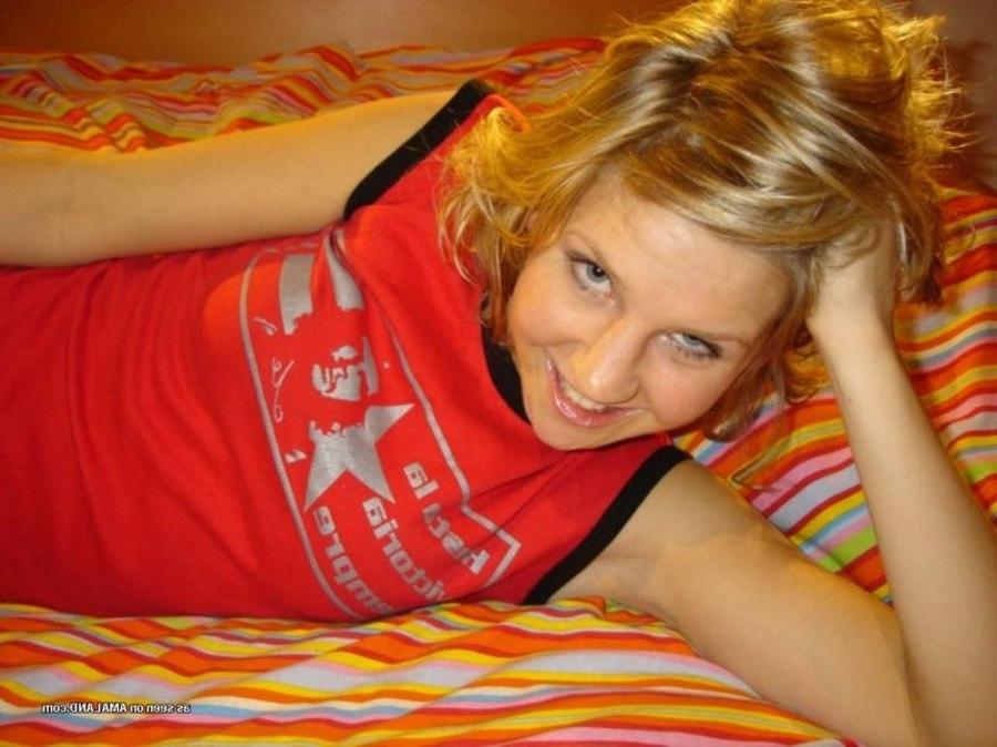 11P Collection of an amateur camwhoring babe pussy-playing