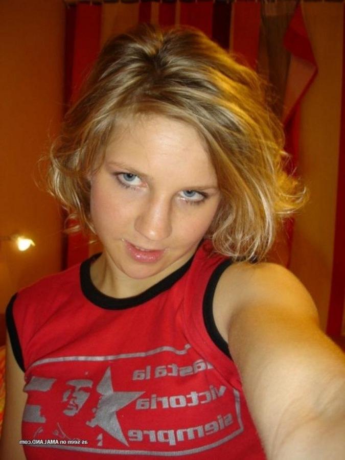 11P Collection of an amateur camwhoring babe pussy-playing