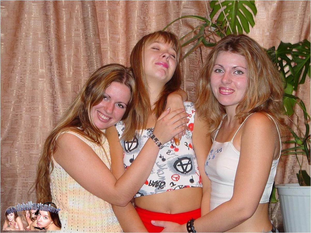 10P Three Amateur Lesbians Enjoying Group Sex