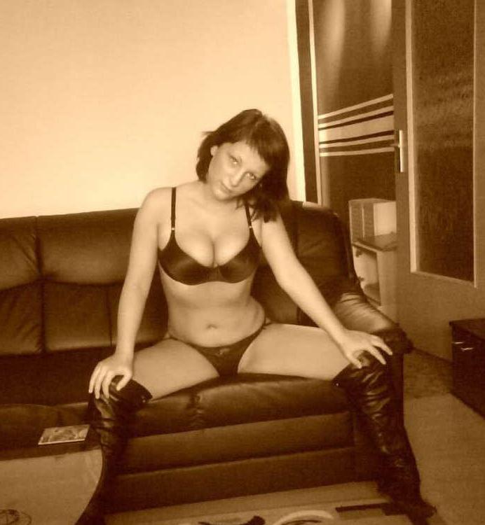 10P Selfpics of a kinky heavy-chested babe