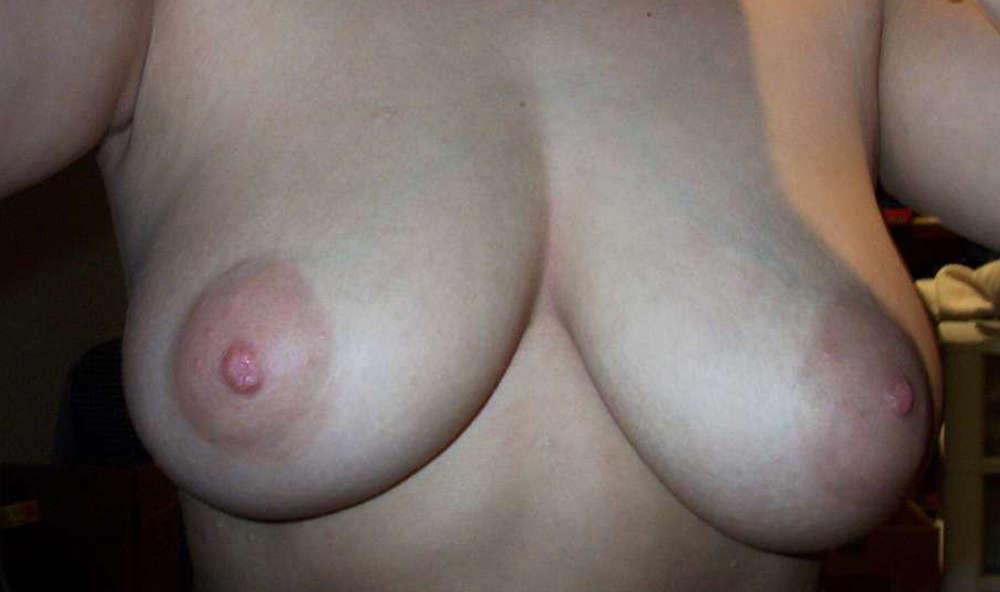 10P Pictures of a heavy-chested chick selfshooting
