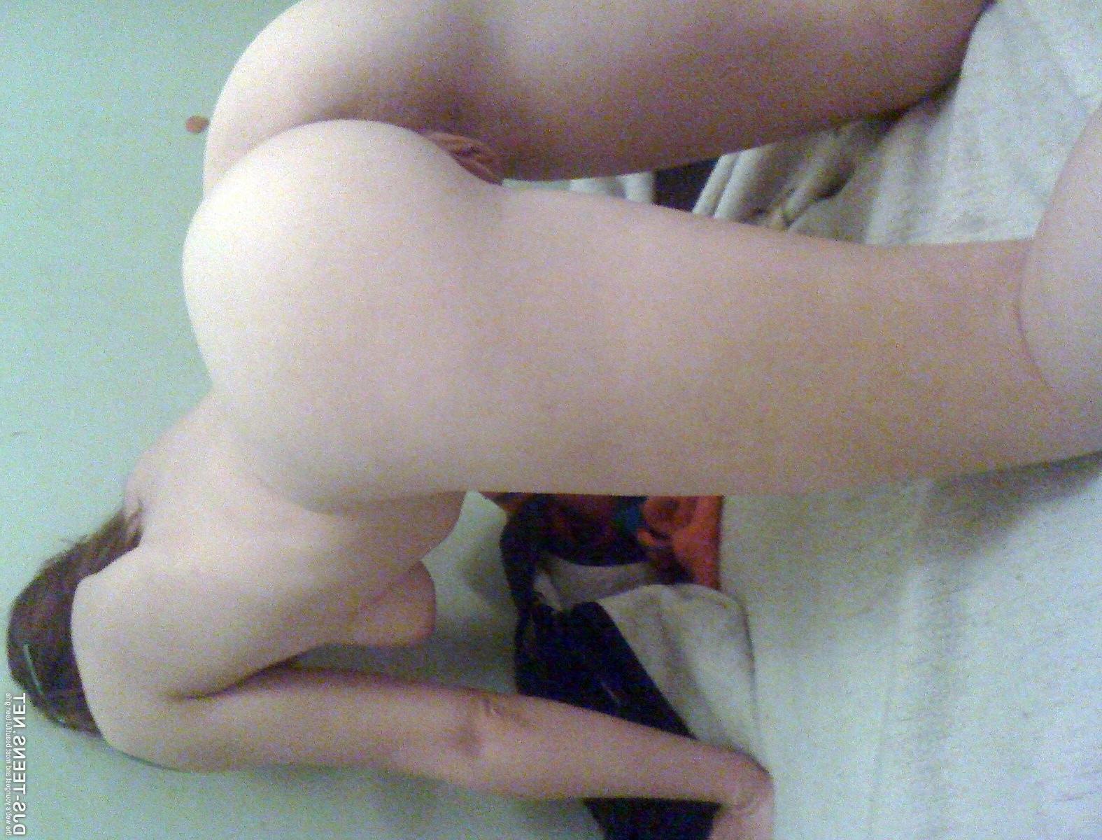 14P Girlfriends shows pussy and ass