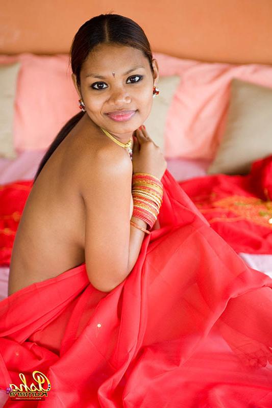 15P Desi princess flashes her sexy brown buns in beautiful sari