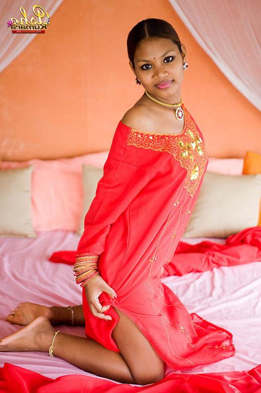 15P Desi princess flashes her sexy brown buns in beautiful sari