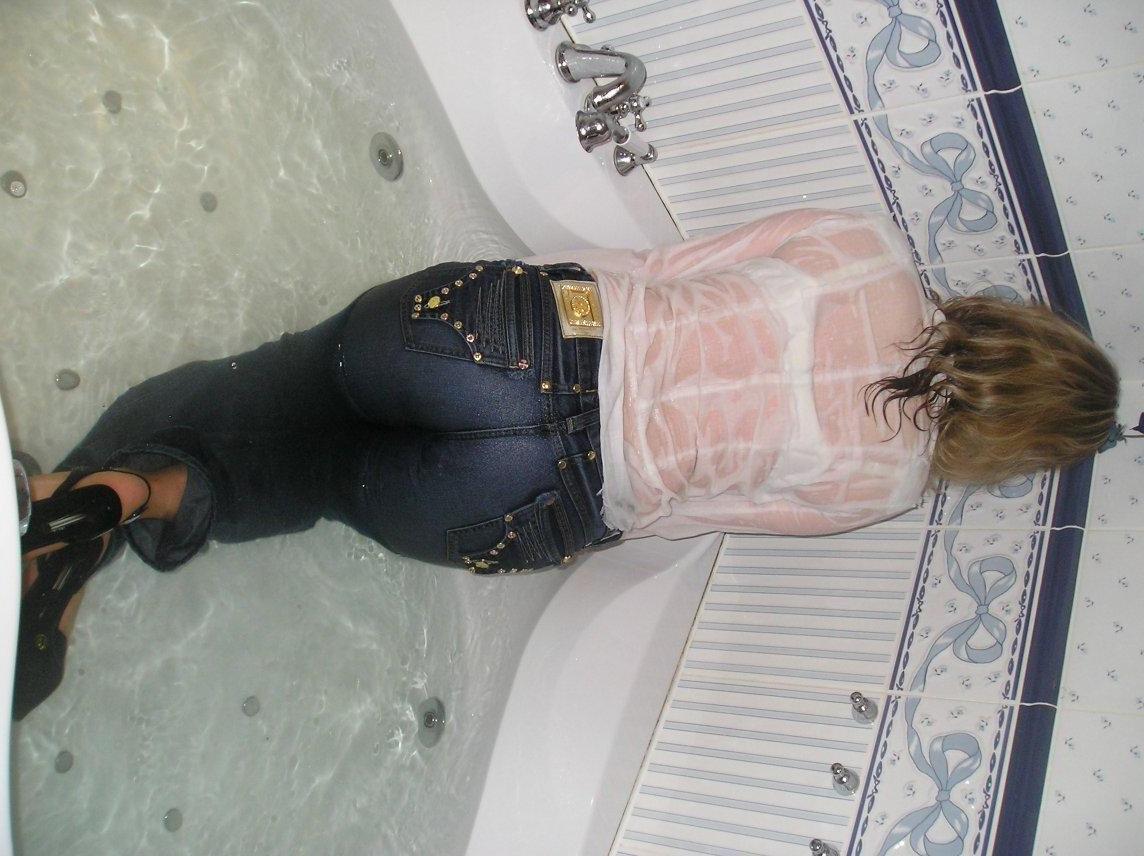 15P Big ass girlfriends posing for pictures