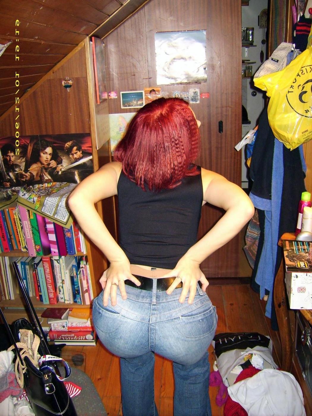 15P Big ass girlfriends posing for pictures