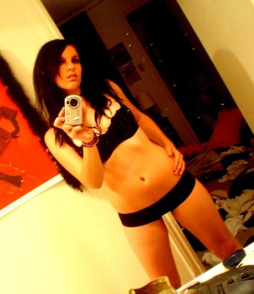 16P Pictures of an amateur hottie naked on her bed