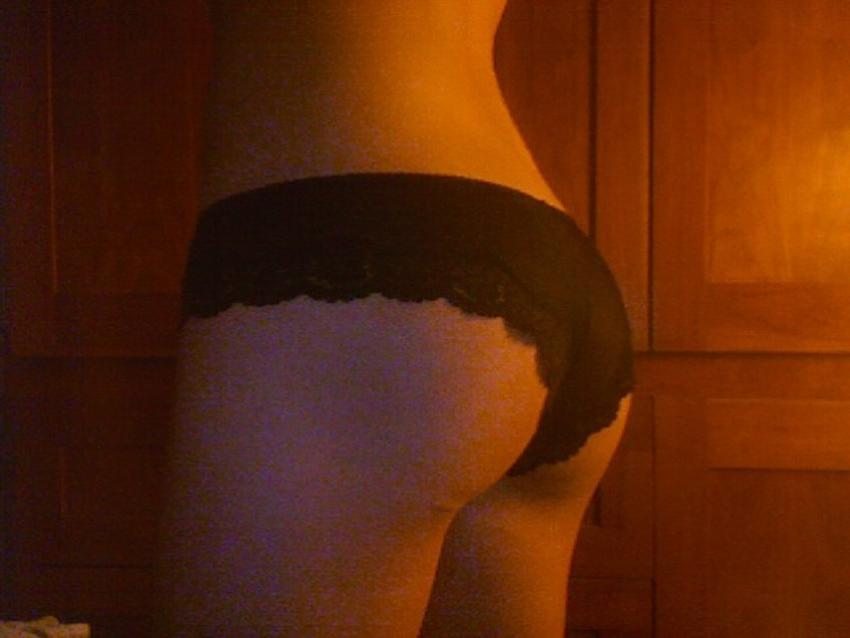 16P Pictures of an amateur hottie naked on her bed