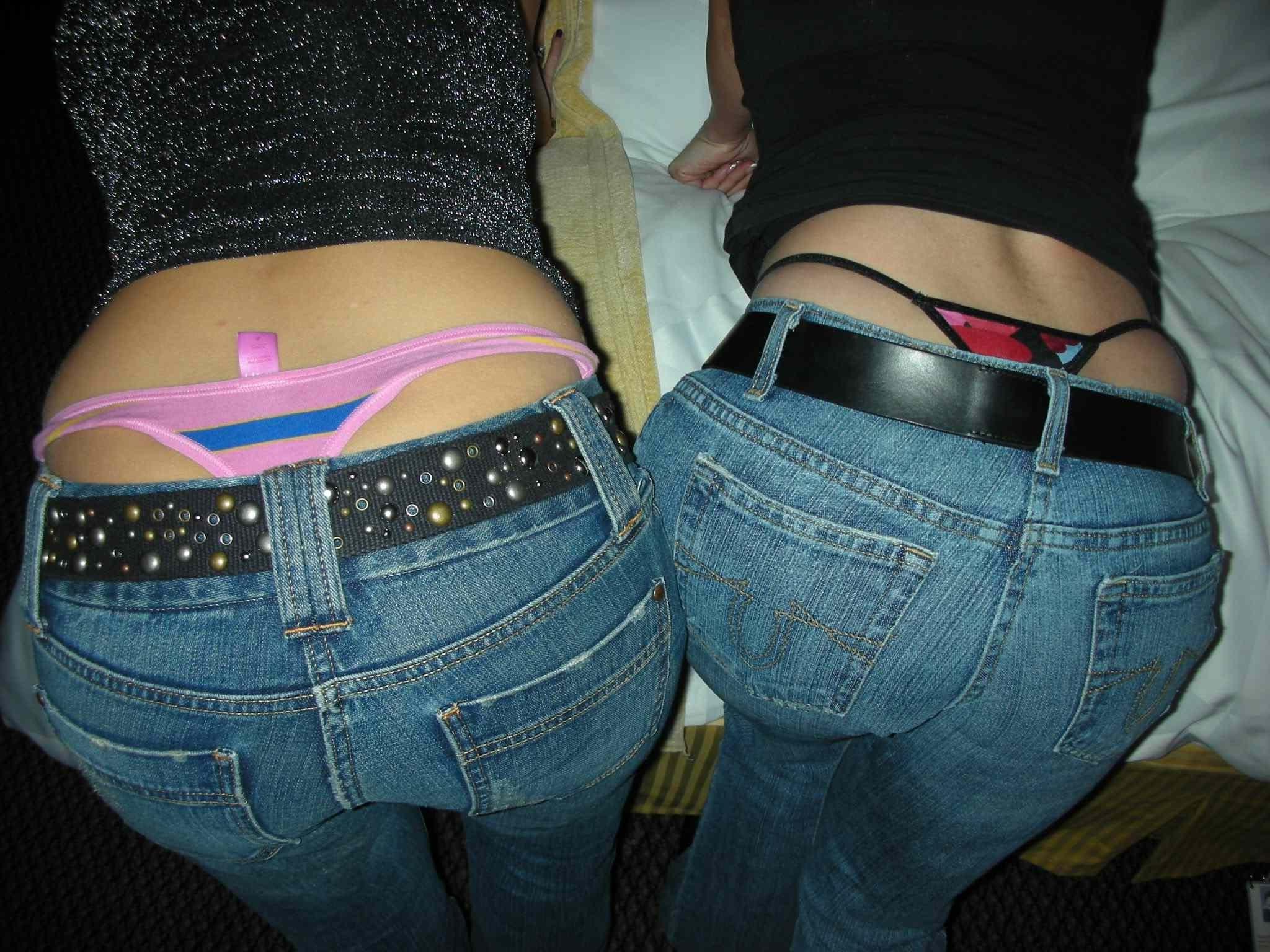 16P Naughty college babes posing nude