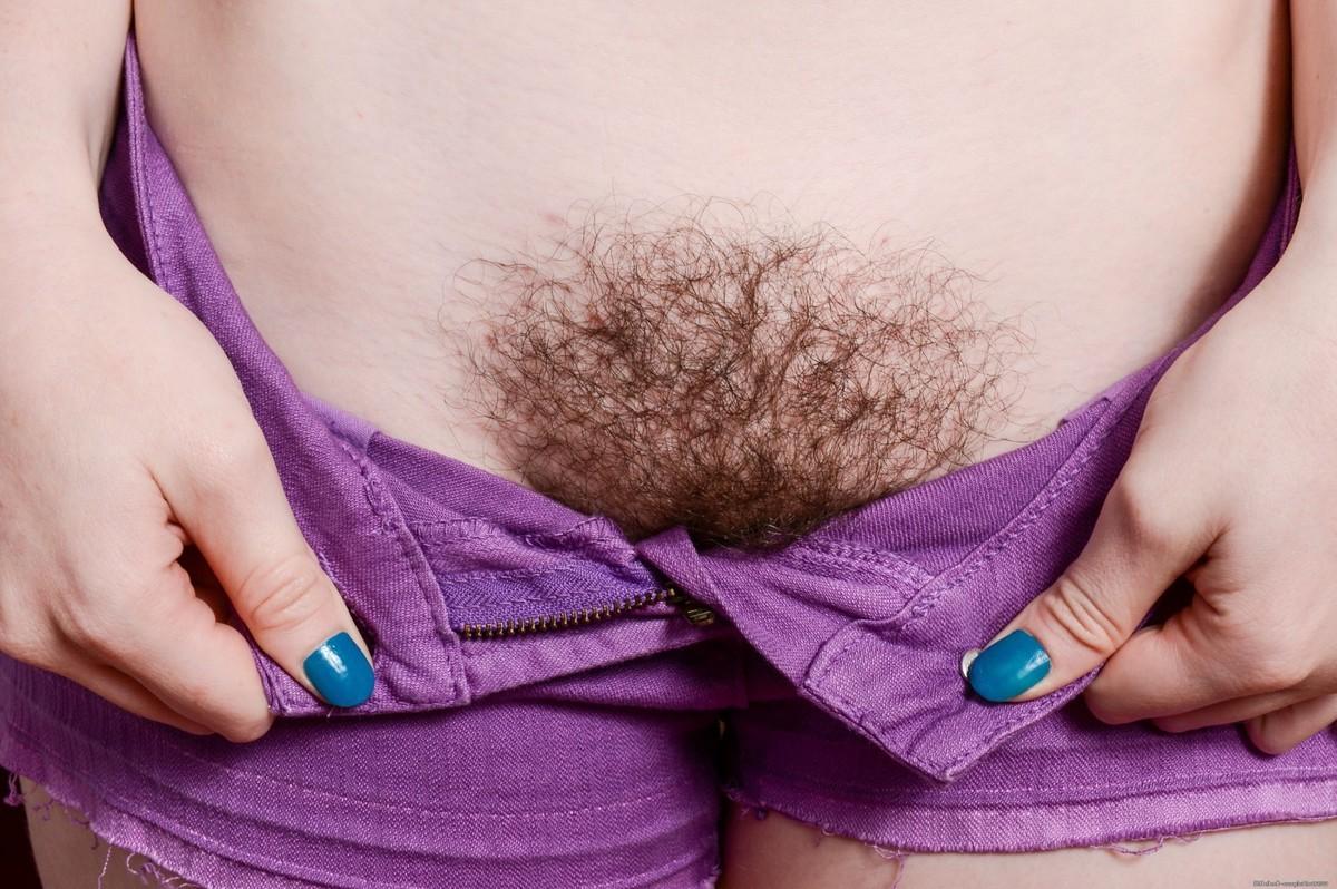 15P Hairy pale skin amateur spreading her pussy
