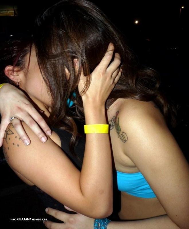 10P Three lesbos sucking each other's faces at a party