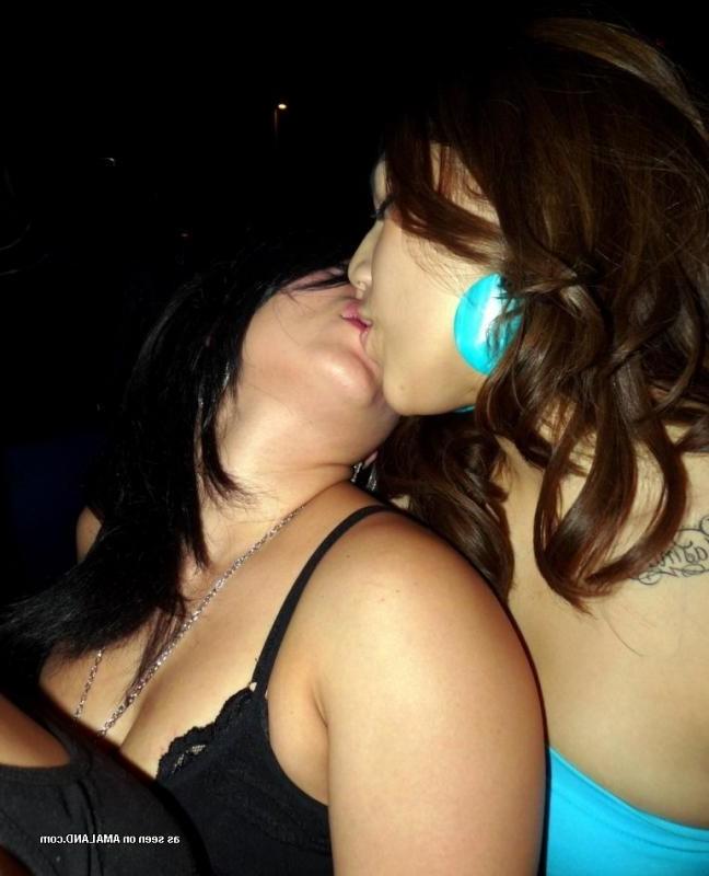 10P Three lesbos sucking each other's faces at a party