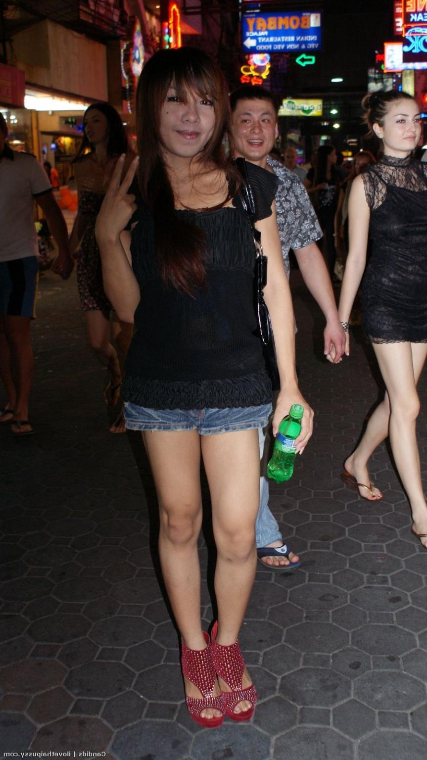 25P Une pute de rue thaïlandaise chaude adore les relations sexuelles à cru sans préservatif avec des touristes asiatiques