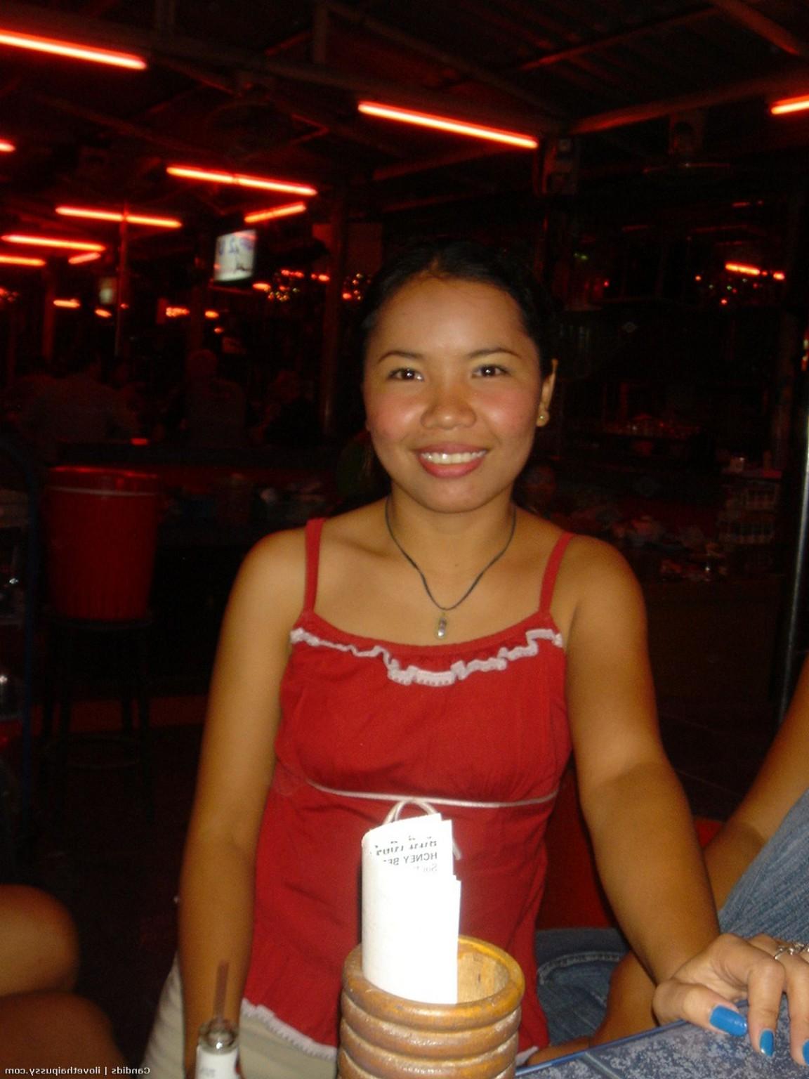25P Une pute de rue thaïlandaise chaude adore les relations sexuelles à cru sans préservatif avec des touristes asiatiques