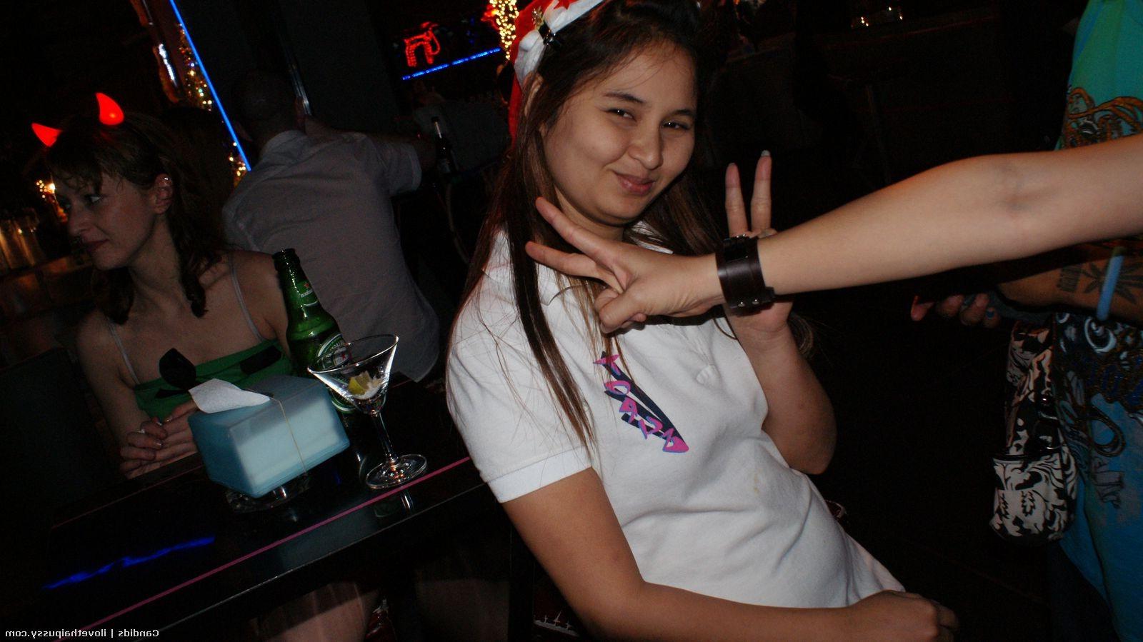 25P Une pute de rue thaïlandaise chaude adore les relations sexuelles à cru sans préservatif avec des touristes asiatiques