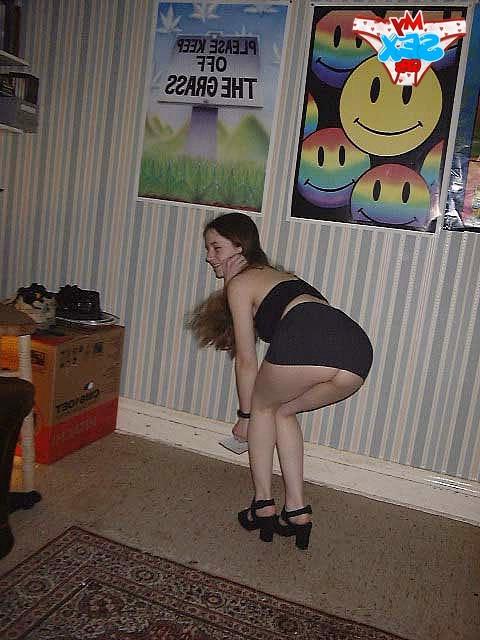 12P Girlfriend photos with sexy upskirt and downblouse