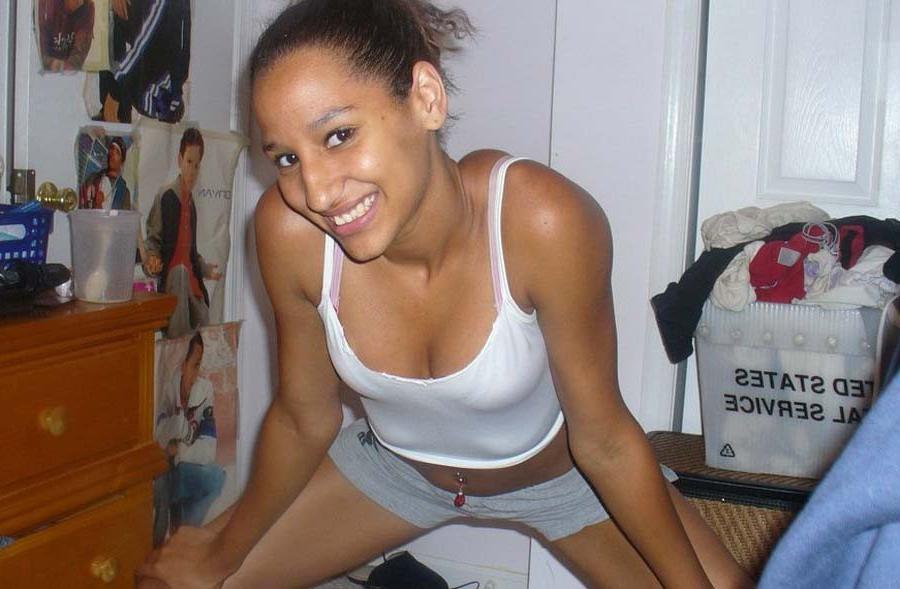 12P Photo compilation of an amateur mulatto hottie's selfpics