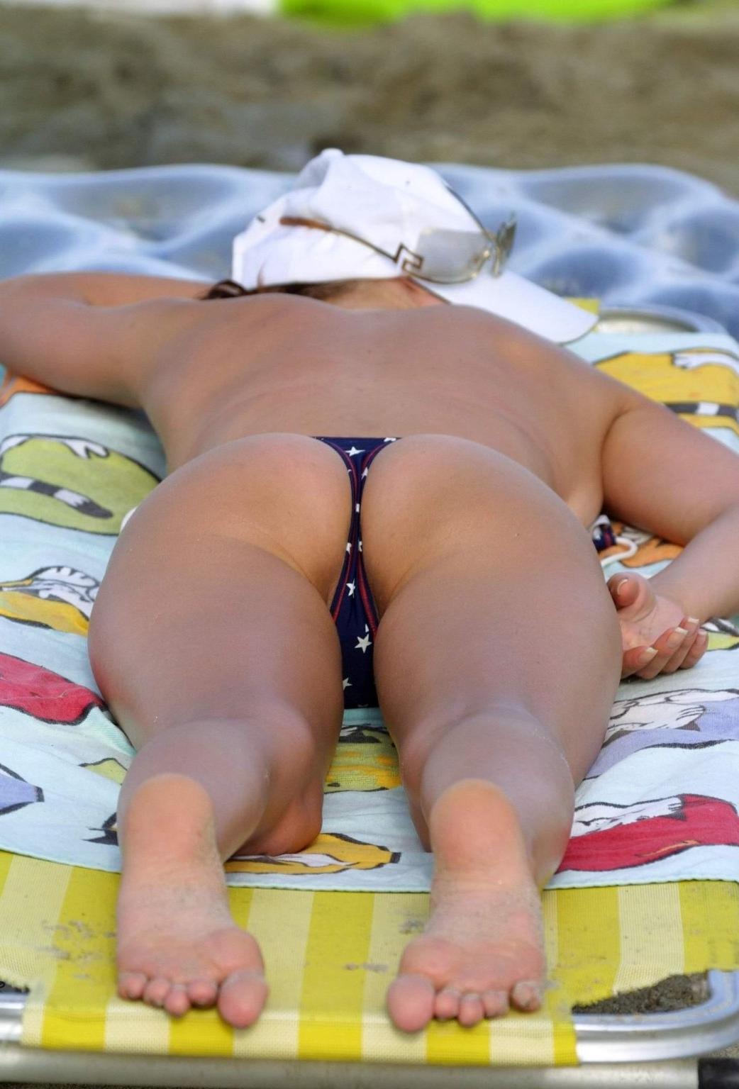 15P Big ass girlfriends posing for pictures