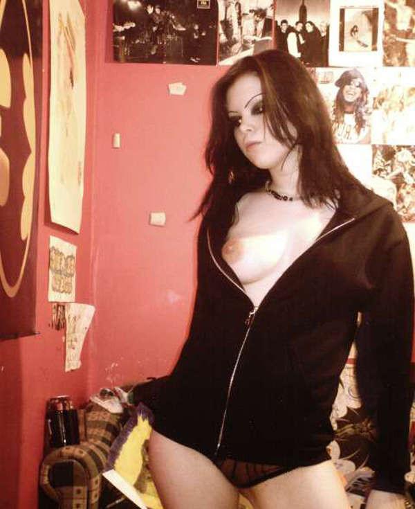 16P Busty amateur gothic babe