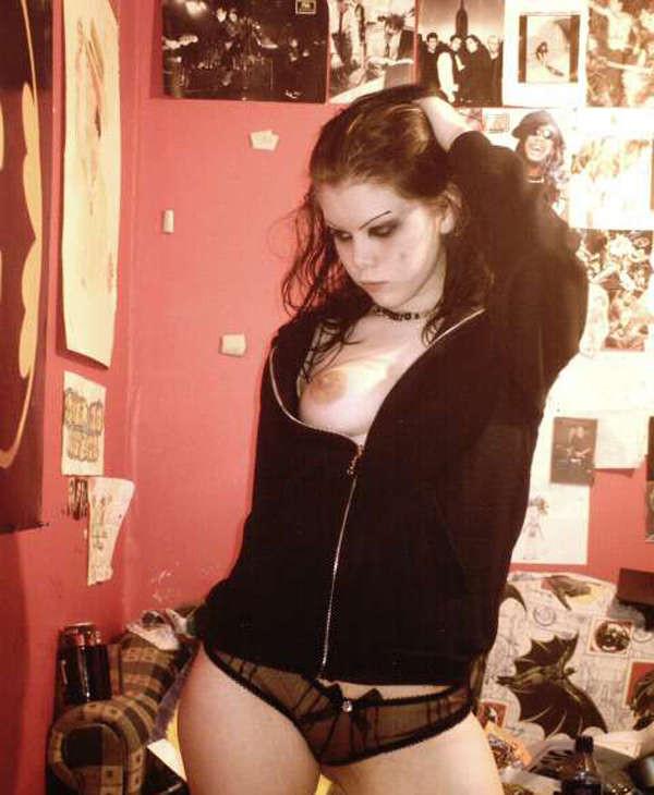 16P Busty amateur gothic babe