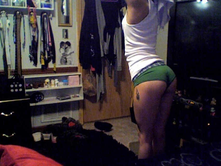 16P A super hot and sexy chick self-shoots to display her gorgeous body