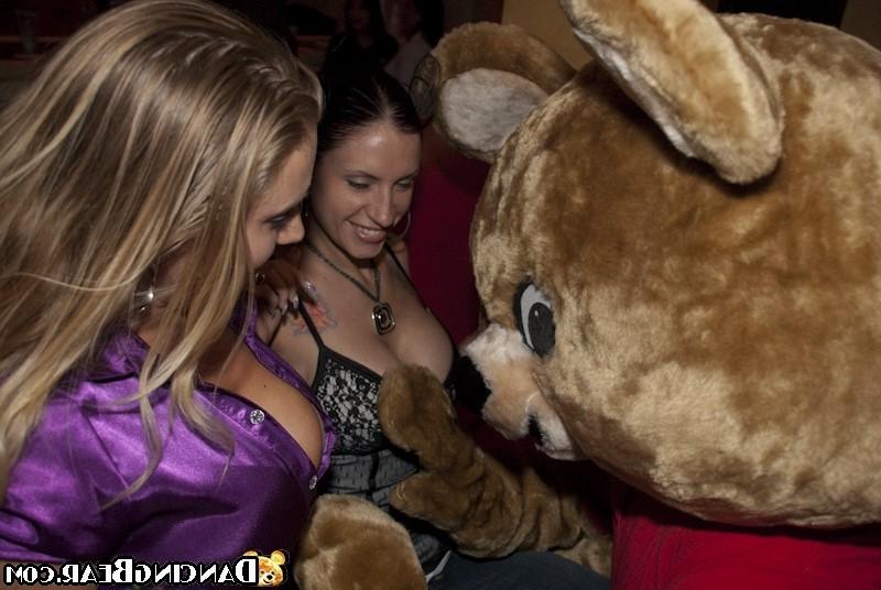 16P Wet and drunken horny girls give head with passion at party